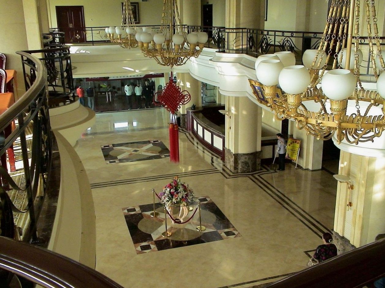 Configuration théâtre avec rangées de sièges